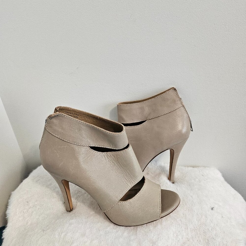 NWOT bottines ouvertes à talon Le Chateau